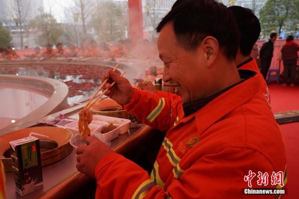 世界之最！環(huán)衛工工享“天下第一大火鍋” 圖片