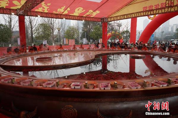 世界之最！環(huán)衛工工享“天下第一大火鍋” 圖片